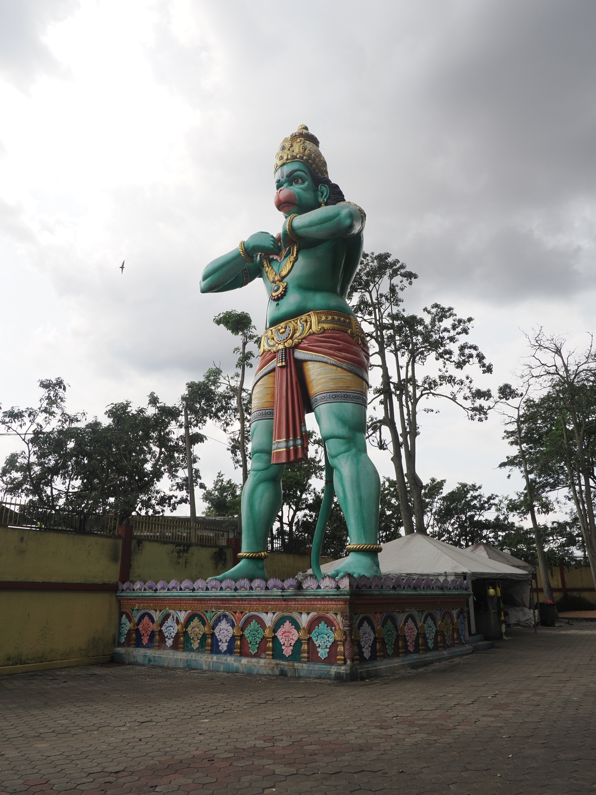 The nearby Ramayana Cave, with its statue of Lord Hanuman <em>isn't</em> the Batu Caves.